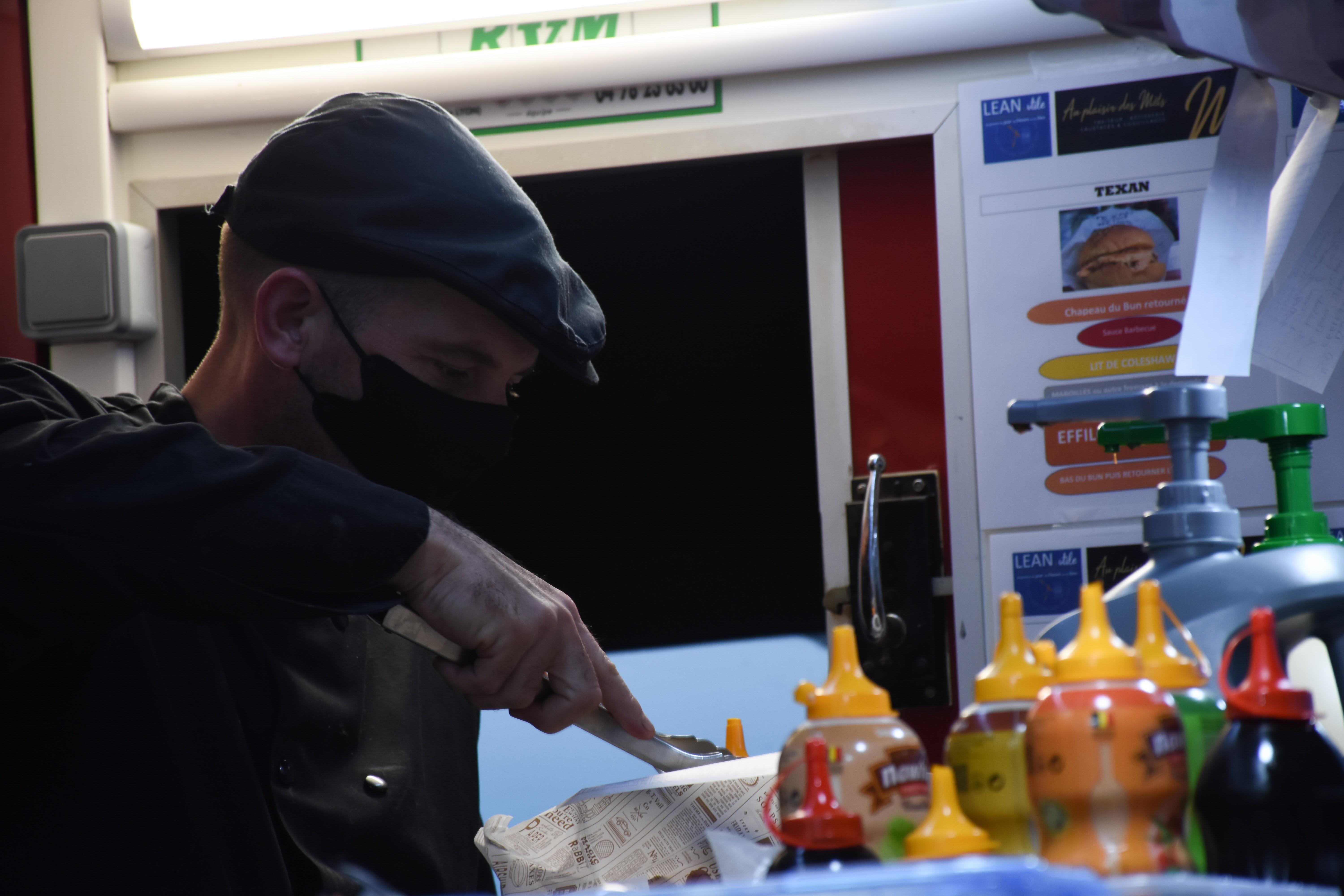 La préparation des burgers à bord du fourgon Lean Utile
