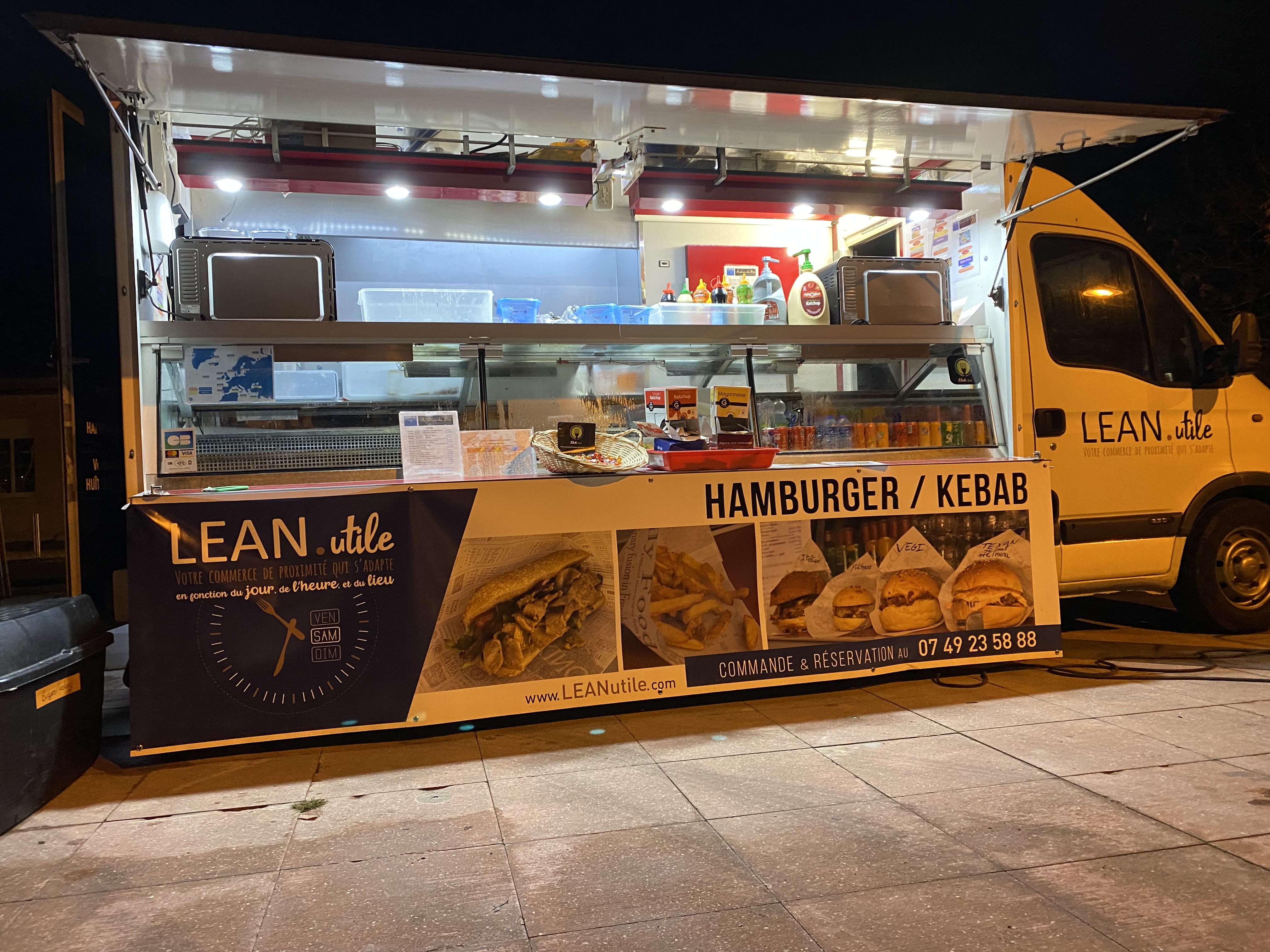 Le comptoir éclairé du food truck Lean Utile en soirée