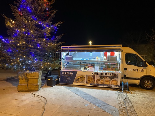 Le food truck Lean Utile près du sapin illuminé à Ambès