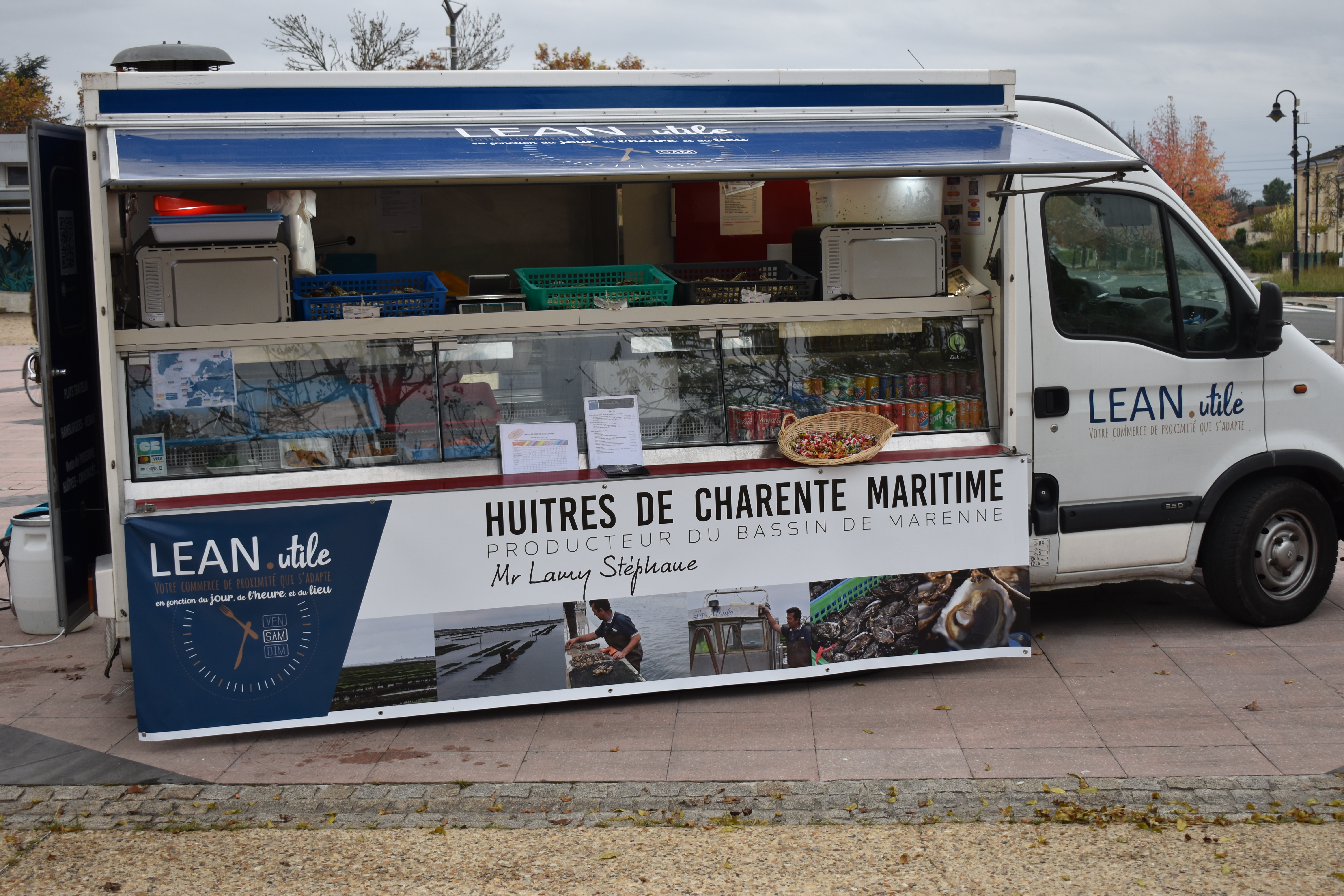 Le food truck Lean Utile ouvert, avec son comptoir et sa vitrine